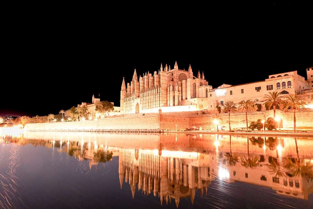 Catedral de Palma de Mallorca junto al mar, destino de viaje de incentivo para empleados desde Valencia